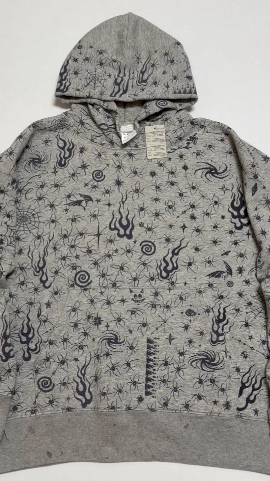 SAINT Mxxxxxx x DR. WOO HOODIE ' Dr.Woo ' /GRY Flame Swirl Spider Web Hoodie Distressed Gray S-XL Custom-woven and dyed nostalgic gray fabric. After printing, the garment is sprayed with potion to cause the fabric to oxidize and fade. A large number of artificial fabric destruction processes are added to make the whole piece of clothing look aged and unique like a work of art. This hoodie is co-branded with a famous tattoo design artist and customized with a full set of Dr.Woo accessories. Bringing you authentic items!